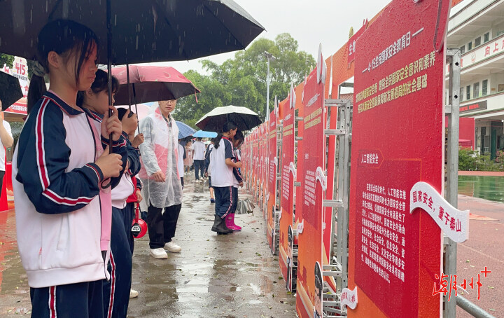 国家安全大篷车乡村行活动走进建饶中学,学生参观宣传展板。