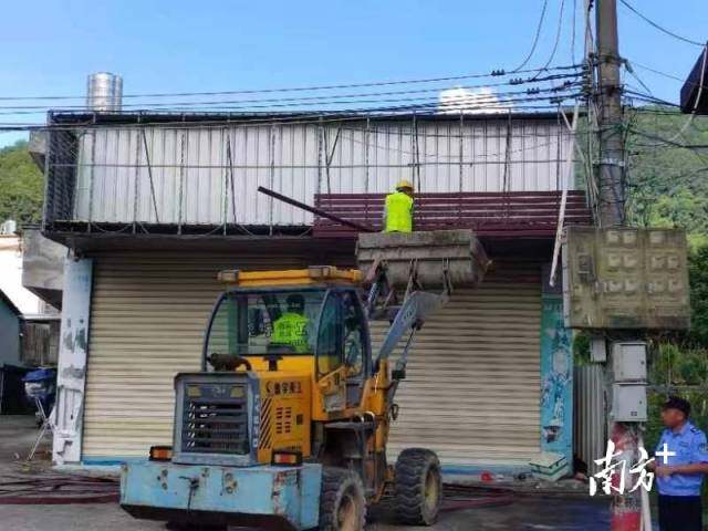 饶洋镇政府对水南村乱搭乱建进行清拆。